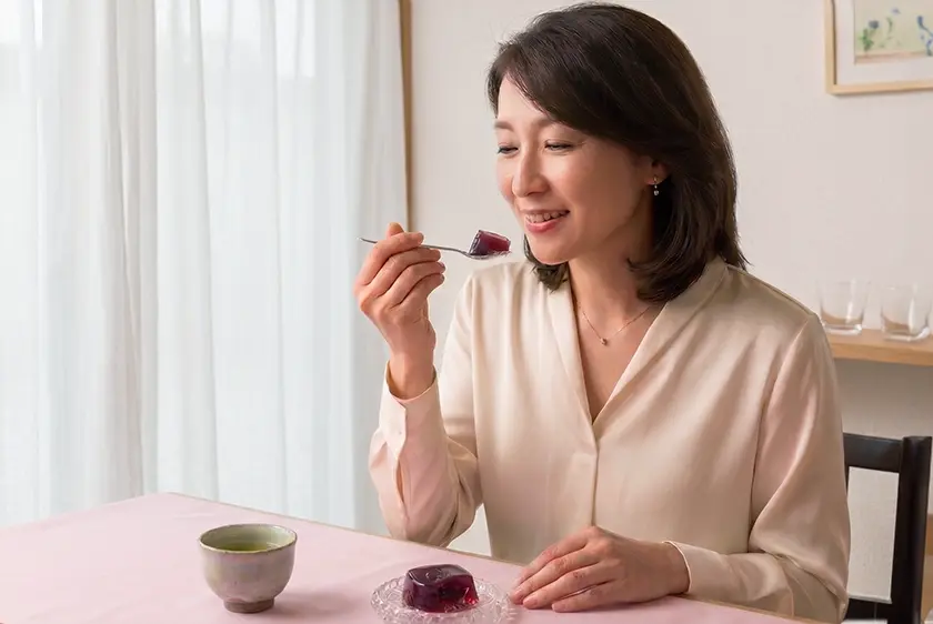 葛姫を食べている女性