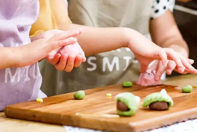 和菓子作り体験セットを楽しむ子どもたち